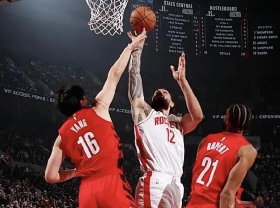 网球直播-杨瀚森谈与亚当斯对位：我哥实在太有劲，一只手推我就动不了了