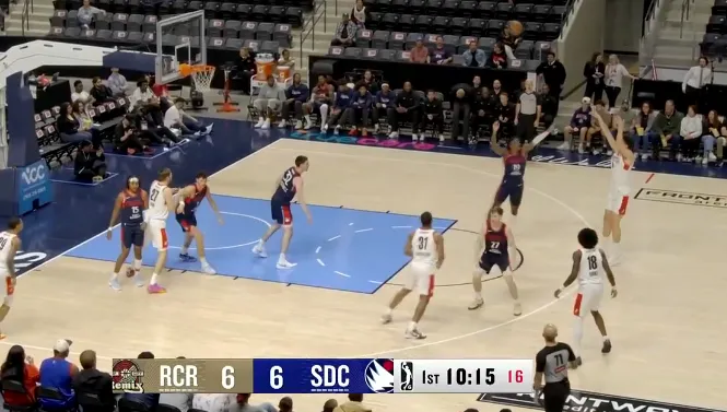 杨瀚森开局篮下连续两攻打进,随后空位三分再投进连拿7分