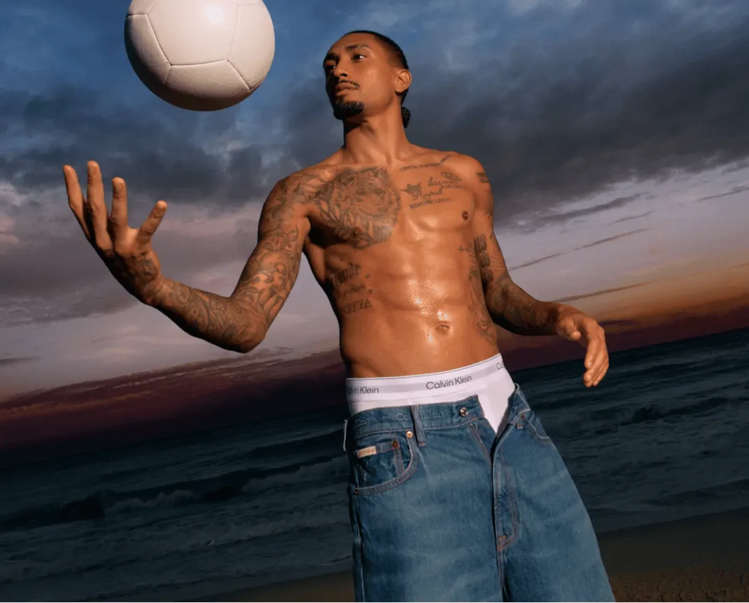 拉菲尼亚代言CK：小时候看到球星广告时，总会幻想自己这样